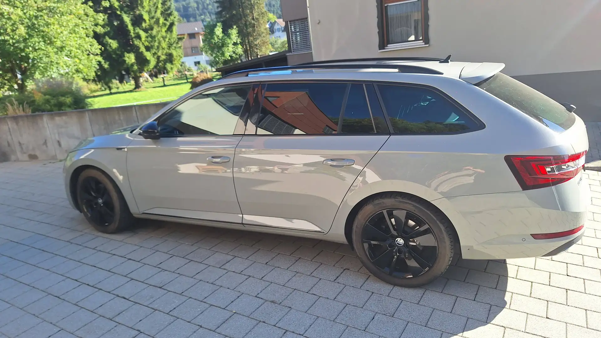 Skoda Superb Superb Kombi 2,0 TDI 4x4 Sportline DSG Sportline Grau - 2