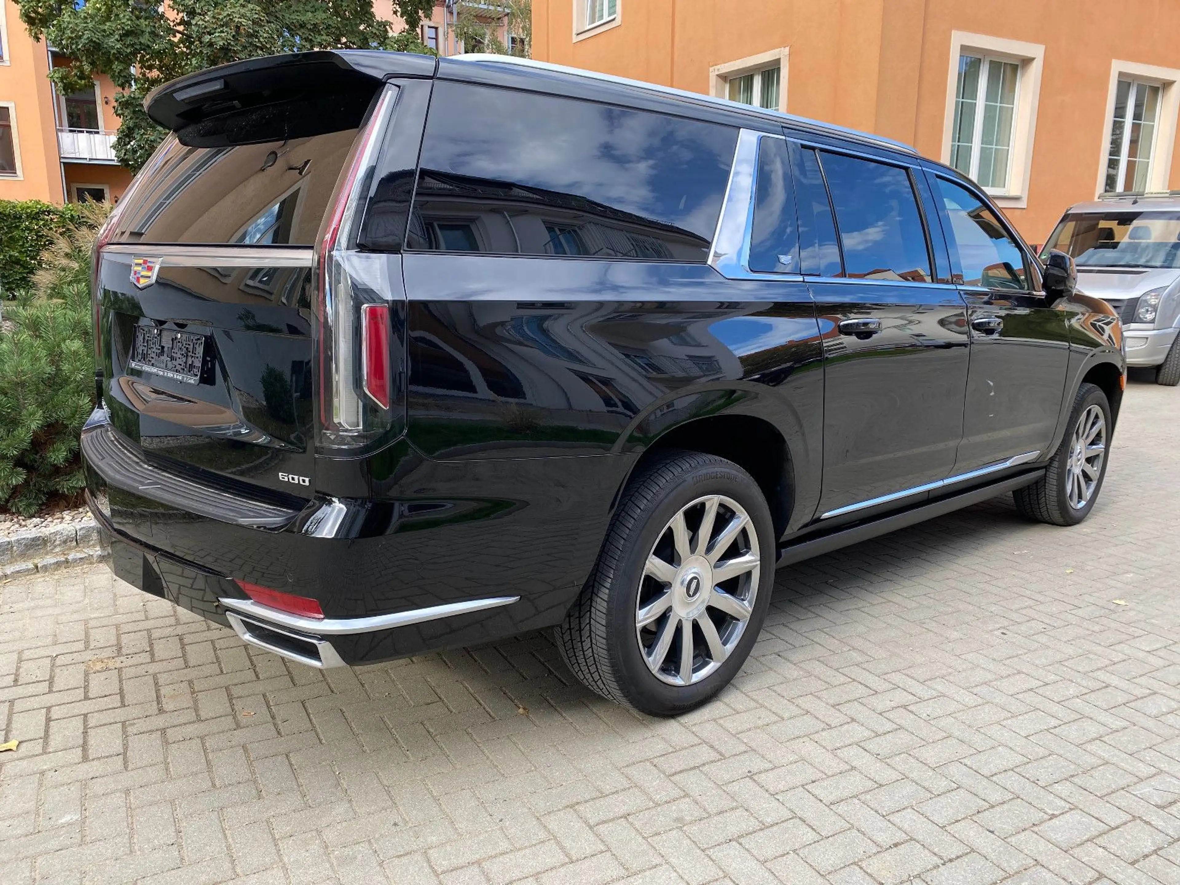 Cadillac Escalade ESV 4WD V8 Premium Platinum — photo 3