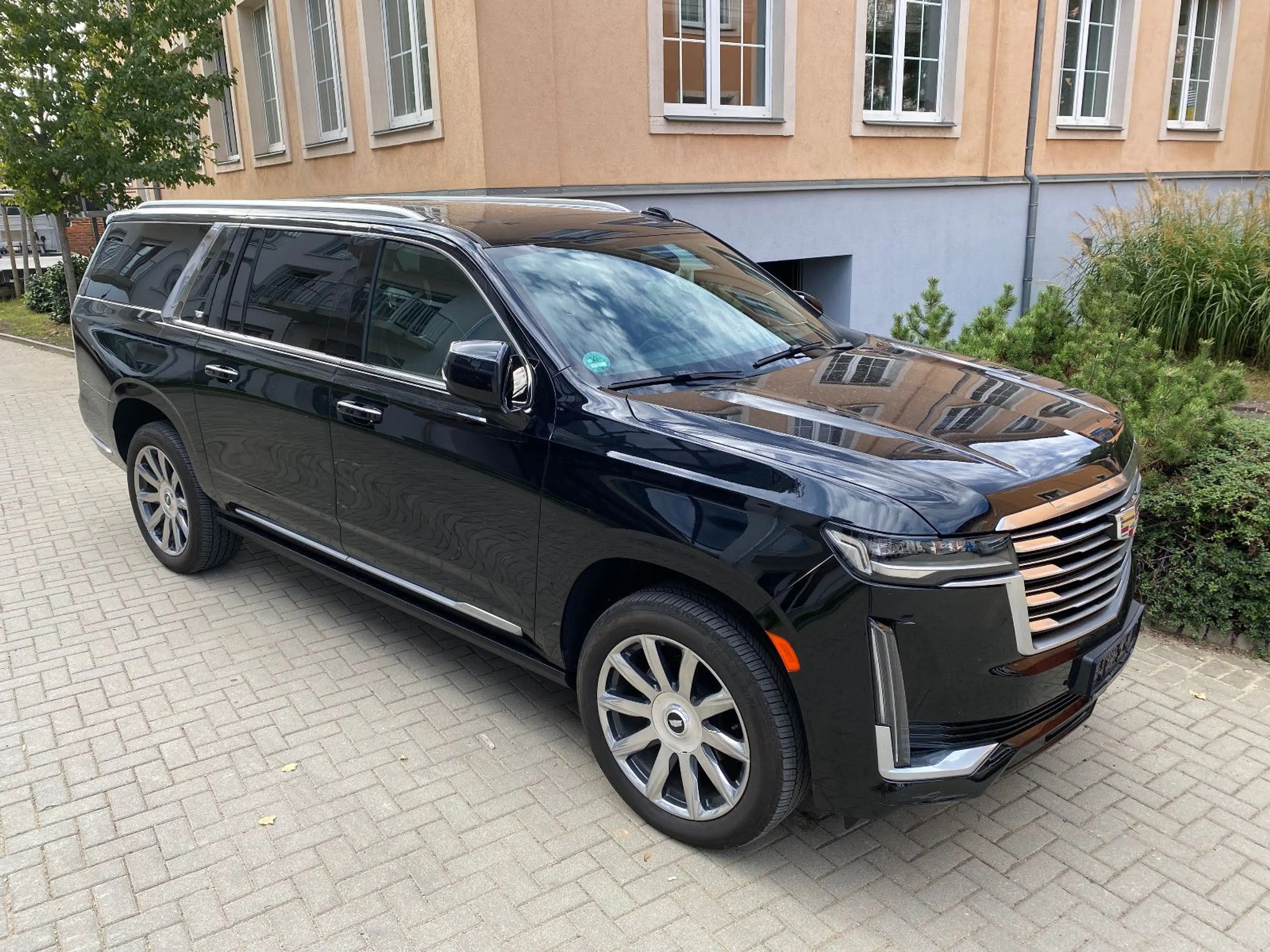 Cadillac Escalade ESV 4WD V8 Premium Platinum — photo 6