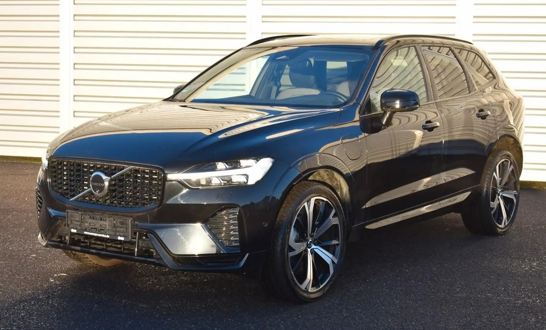 Volvo XC60 T6 PLUS DARK Recharge Plug-In Hybrid AWD Noir - 1
