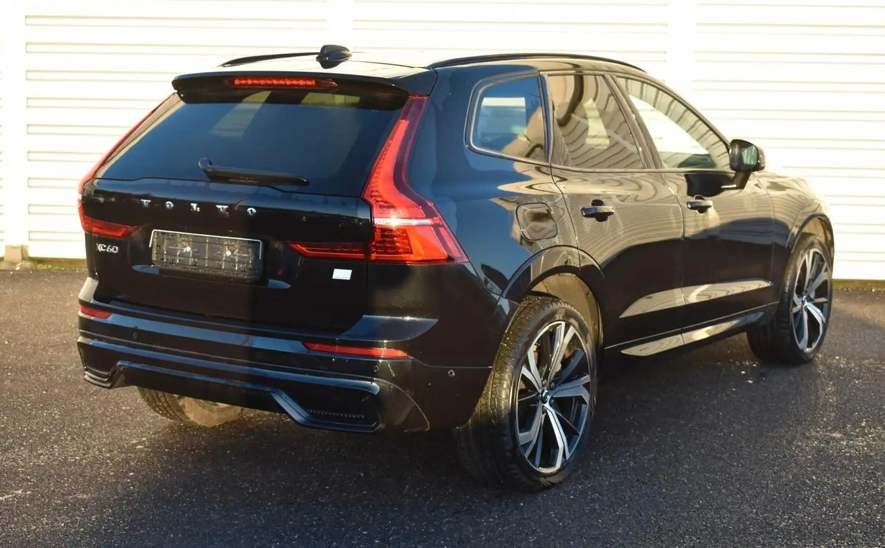 Volvo XC60 T6 PLUS DARK Recharge Plug-In Hybrid AWD Noir - 2