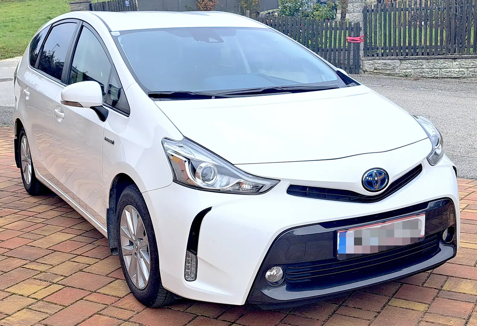 Toyota Prius+ Prius+ 1,8 VVT-i Hybrid Active Active Biały - 1