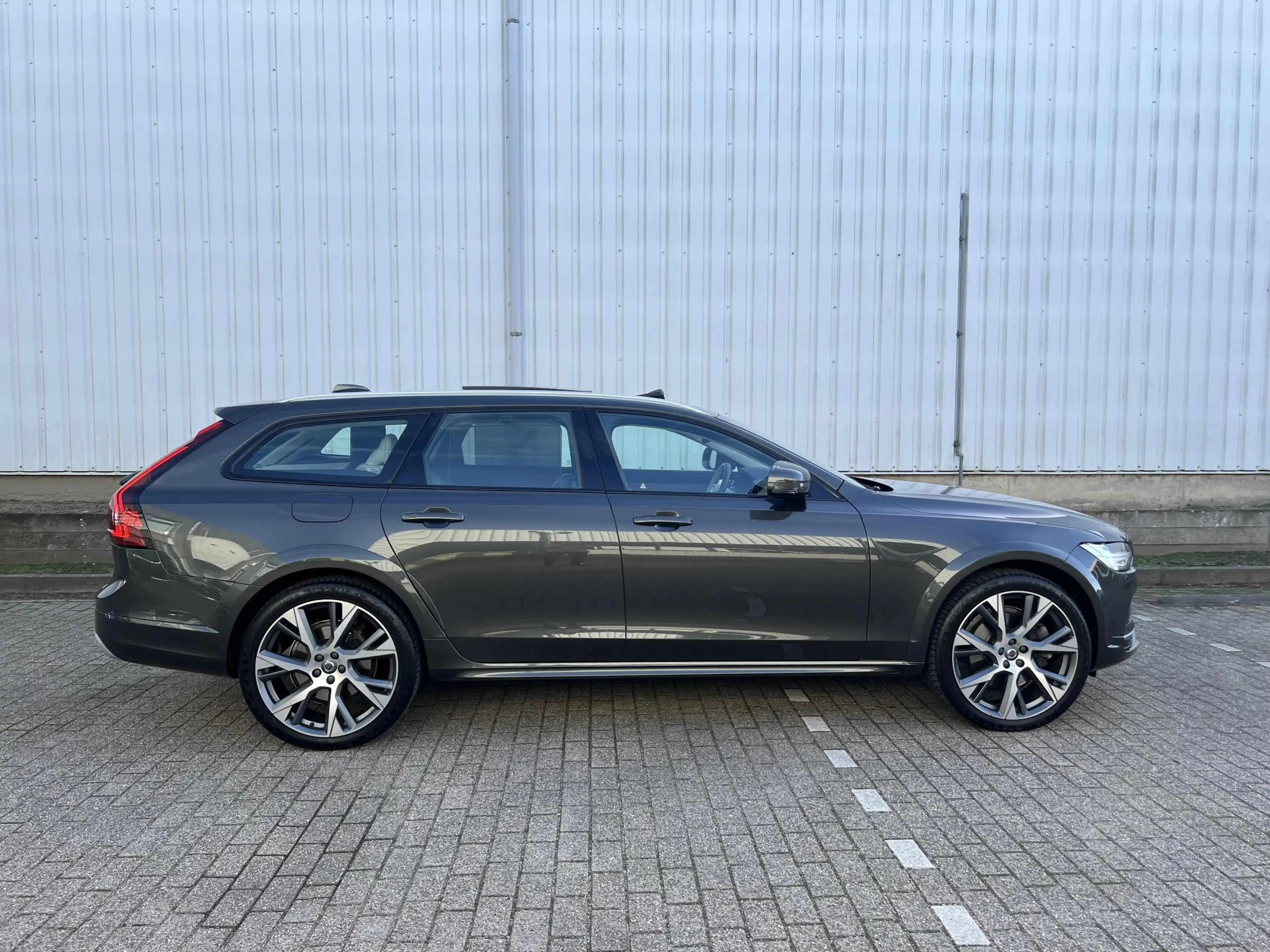 Volvo V90 Cross Country 2.0 B5 AWD Pro Bowers&Wilkins / Panoramadak / 21" — photo 4