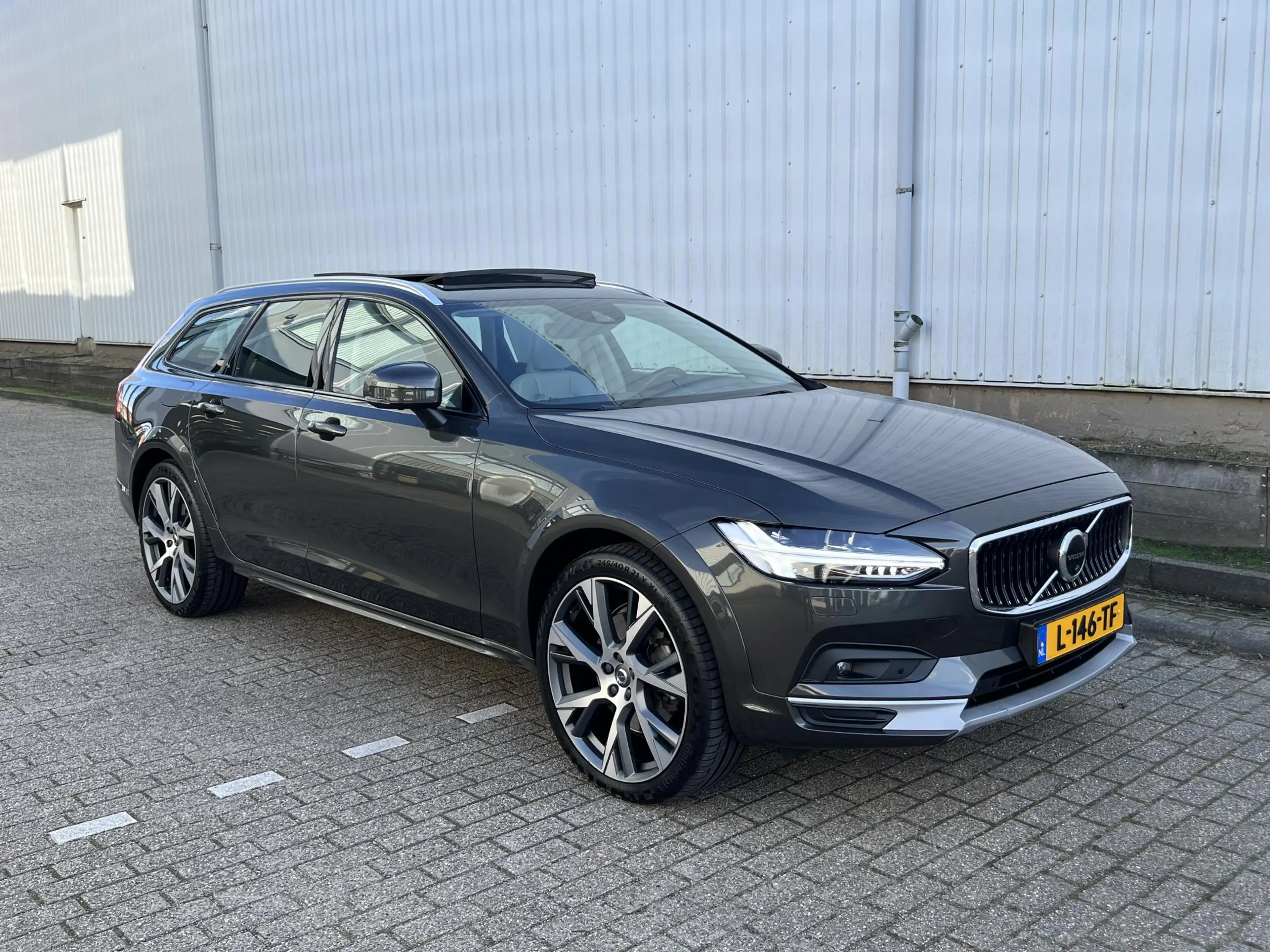 Volvo V90 Cross Country 2.0 B5 AWD Pro Bowers&Wilkins / Panoramadak / 21" — photo 6