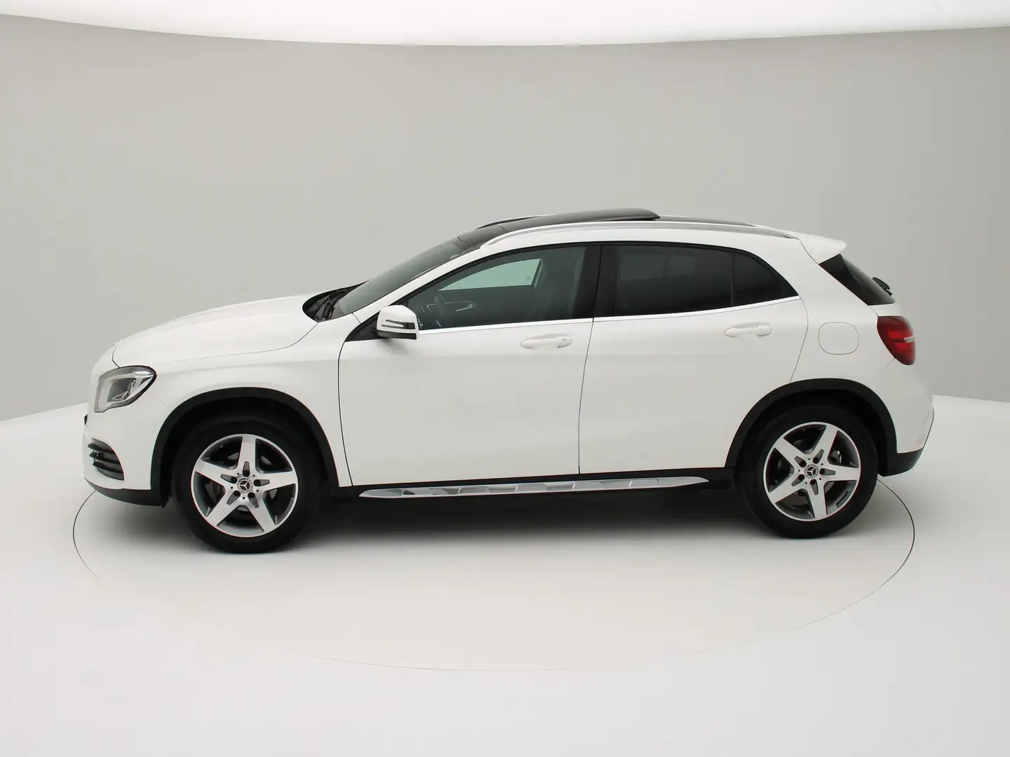 Mercedes-Benz GLA 200 Premium Plus Panorama Amg line Wit - 2