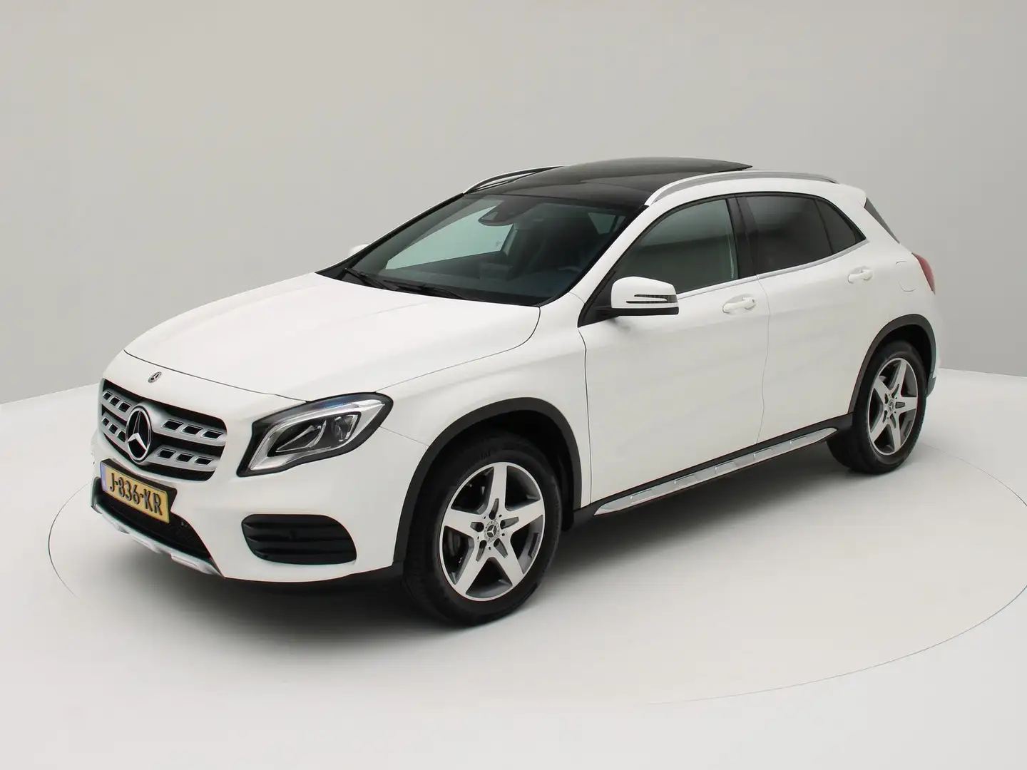 Mercedes-Benz GLA 200 Premium Plus Panorama Amg line Wit - 1