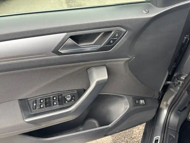Volkswagen T-Roc view 14