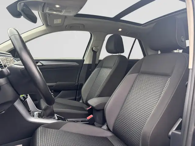 Volkswagen T-Roc view 9