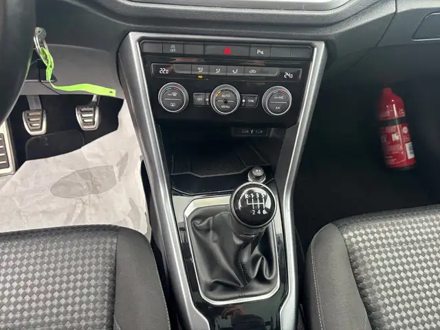 Volkswagen T-Roc view 11
