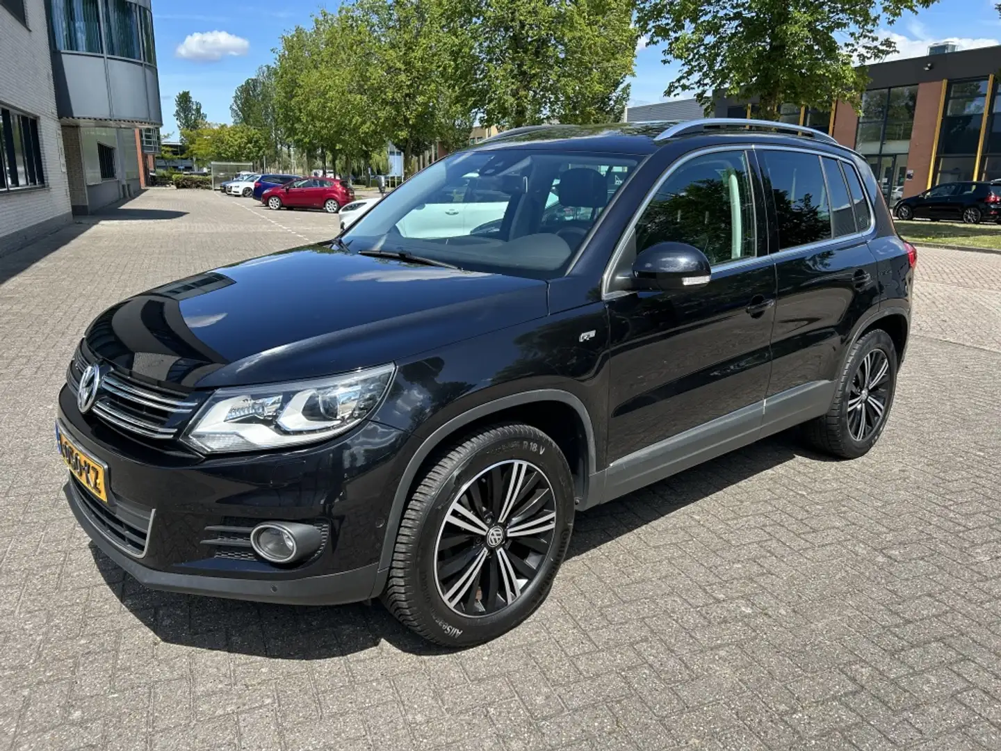 Volkswagen Tiguan 2.0 TSI Sport&St.4M R-Line 180PK PANO LEER TRHK. Zwart - 1