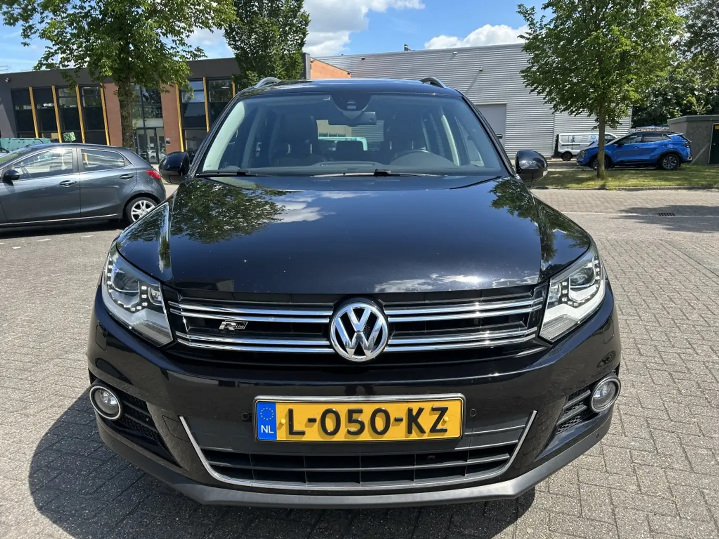 Volkswagen Tiguan 2.0 TSI Sport&St.4M R-Line 180PK PANO LEER TRHK. Zwart - 2