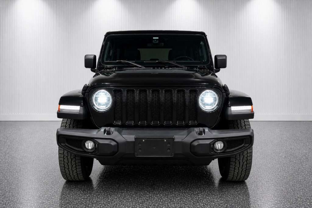 2023 Jeep Wrangler Sahara Altitude | CLEAN CARFAX | LOW KMS — снимка 1