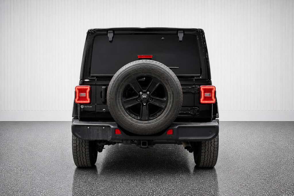 2023 Jeep Wrangler Sahara Altitude | CLEAN CARFAX | LOW KMS — снимка 1