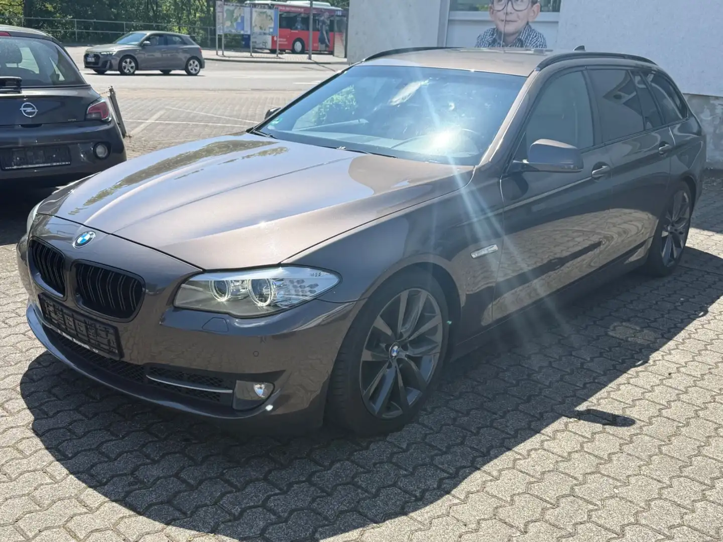 BMW 530 D Touring xDrive Leder Automatik AHK Navi Brun - 1