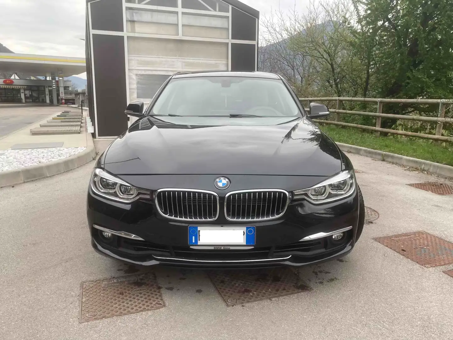 BMW 330 330e Luxury auto Fekete - 1