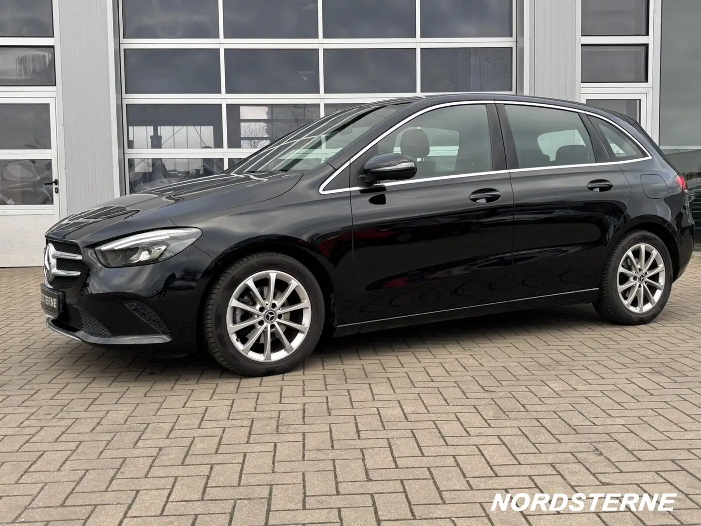 Mercedes-Benz B 180 B 180 d AUTOMATIK+AHK+LED+NAVIGATION+SHZ+MBUX Schwarz - 2