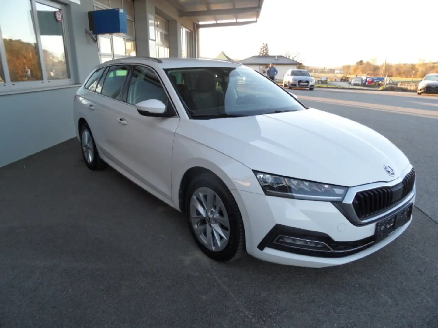 Skoda Octavia Octavia Combi 2,0 TDI Premium DSG LED, NAVI, PDC Weiß - 2