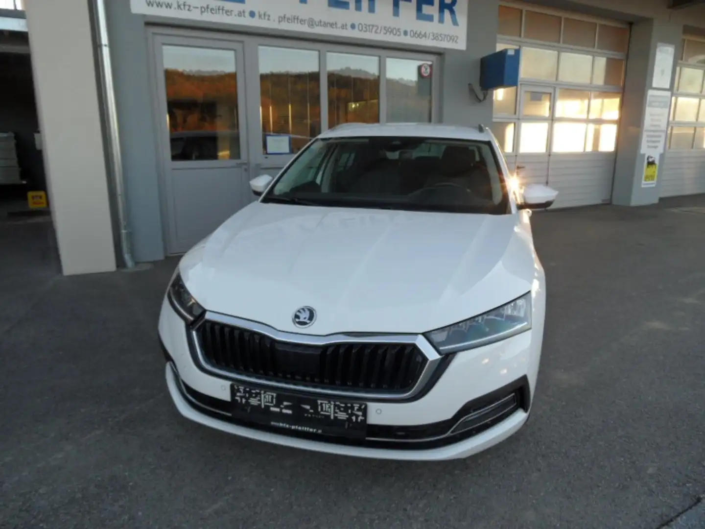 Skoda Octavia Octavia Combi 2,0 TDI Premium DSG LED, NAVI, PDC Weiß - 1