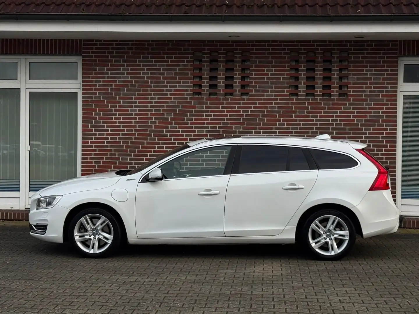 Volvo V60 Kombi Summum AWD*LEDER*NAVI*AHK*SCHIEBEDACH* Blanc - 2