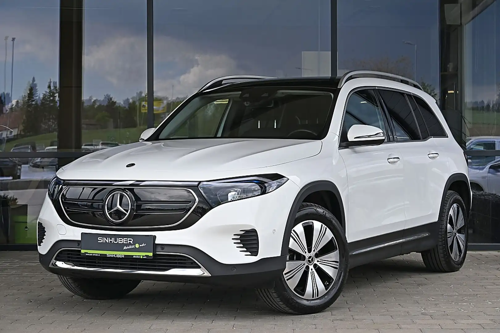 Mercedes-Benz EQB 300 4MATIC Aut. 7 Sitzer, ACC, Panoramaschiebedach,... Weiß - 1