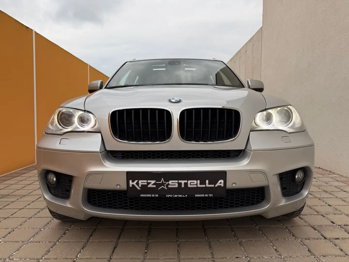 BMW X5 xDrive30d / M Paket / PANO / AHK Zilver - 2