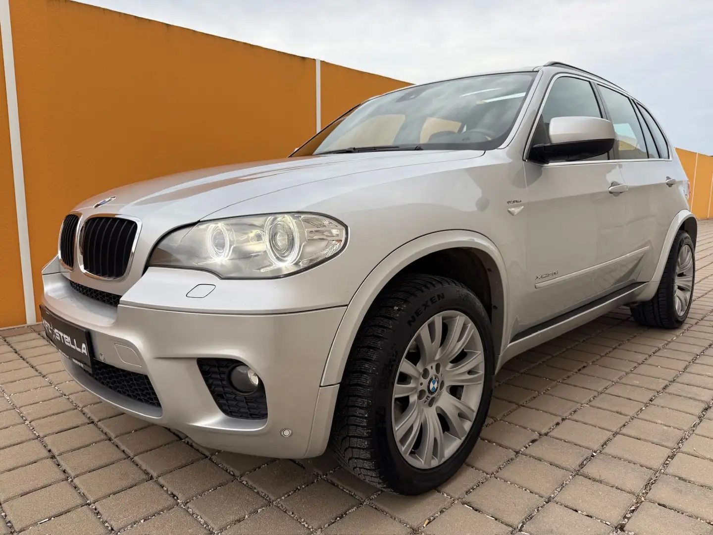 BMW X5 xDrive30d / M Paket / PANO / AHK Zilver - 1