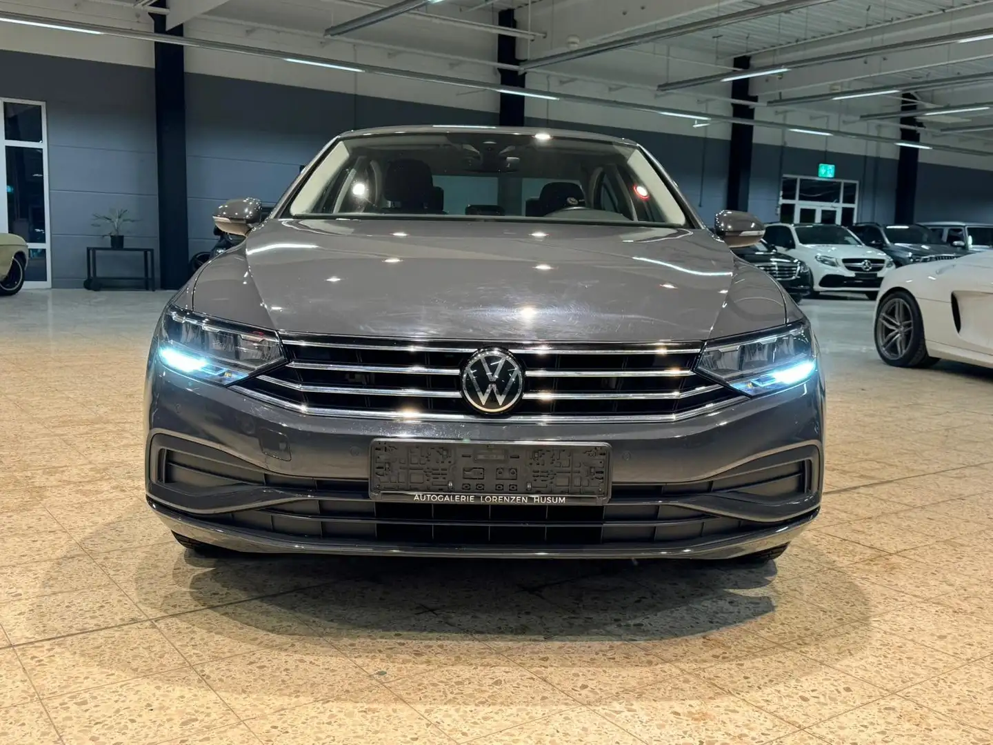Volkswagen Passat Lim. DSG DAB ACC PDC LED Lane-Assist 1.Ha Grau - 2
