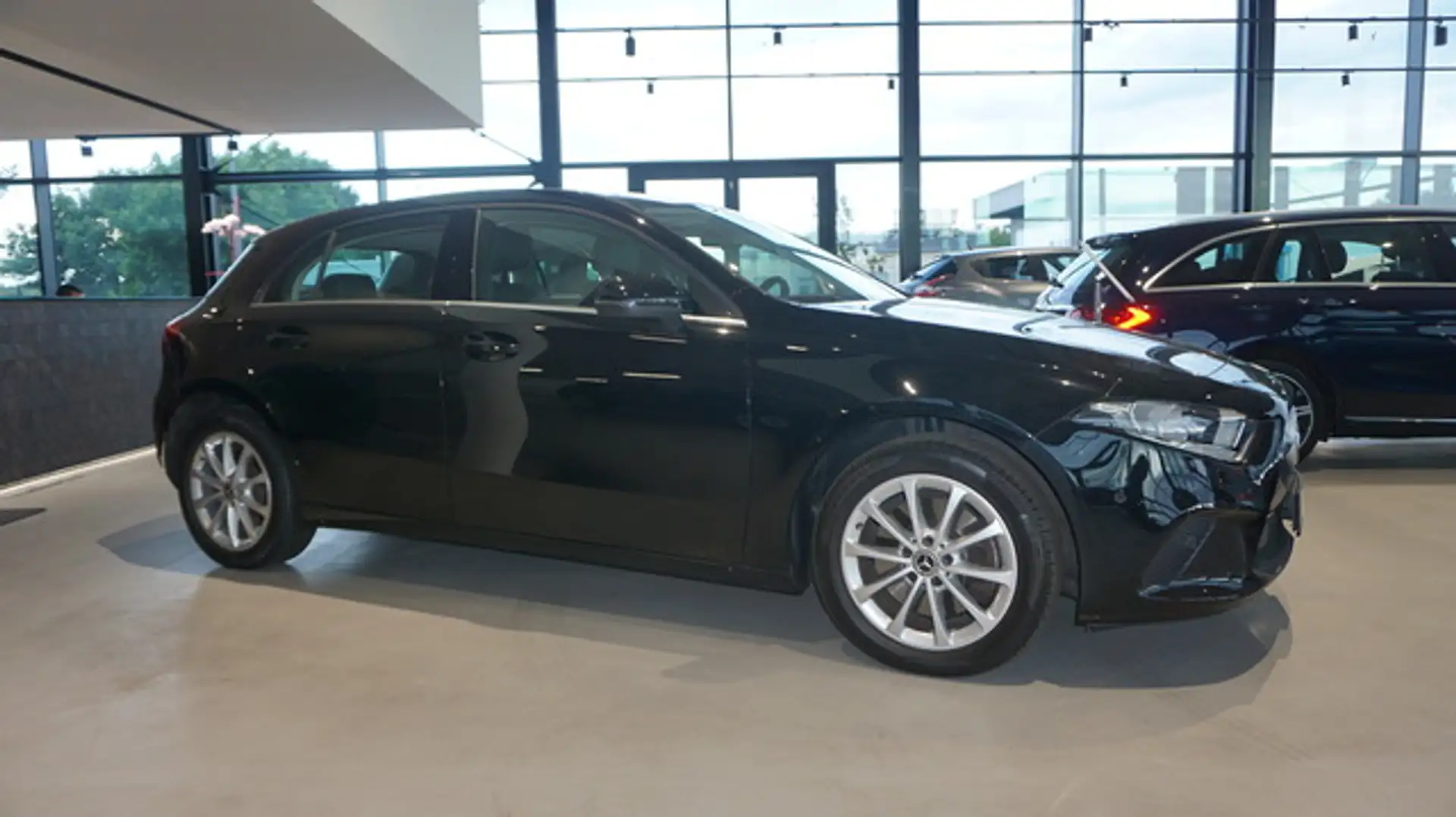 Mercedes-Benz A 250 AUTOMATIK+NAVI+LEDER+DIGITALER TACHO Schwarz - 2