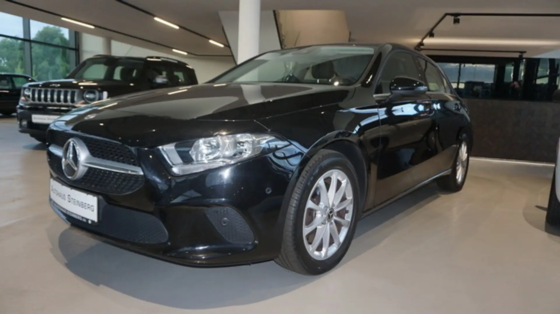 Mercedes-Benz A 250 AUTOMATIK+NAVI+LEDER+DIGITALER TACHO Schwarz - 1