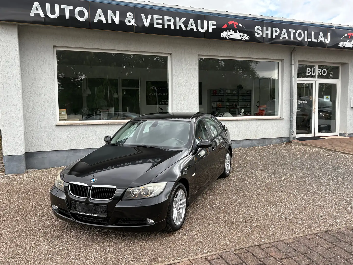 BMW 320 320i crna - 1