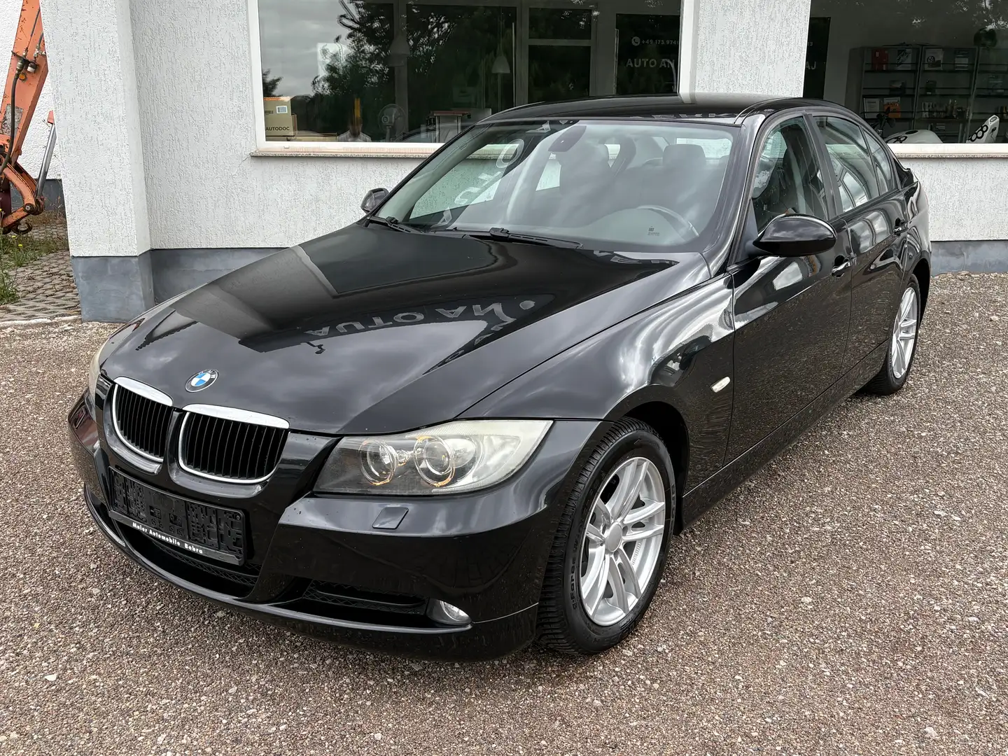 BMW 320 320i crna - 2