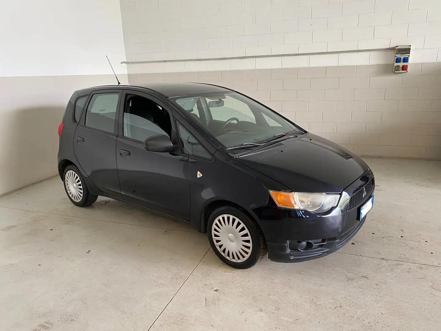 Mitsubishi Colt Colt VIII 2009 5p 1.1 Invite Gpl Černá - 2