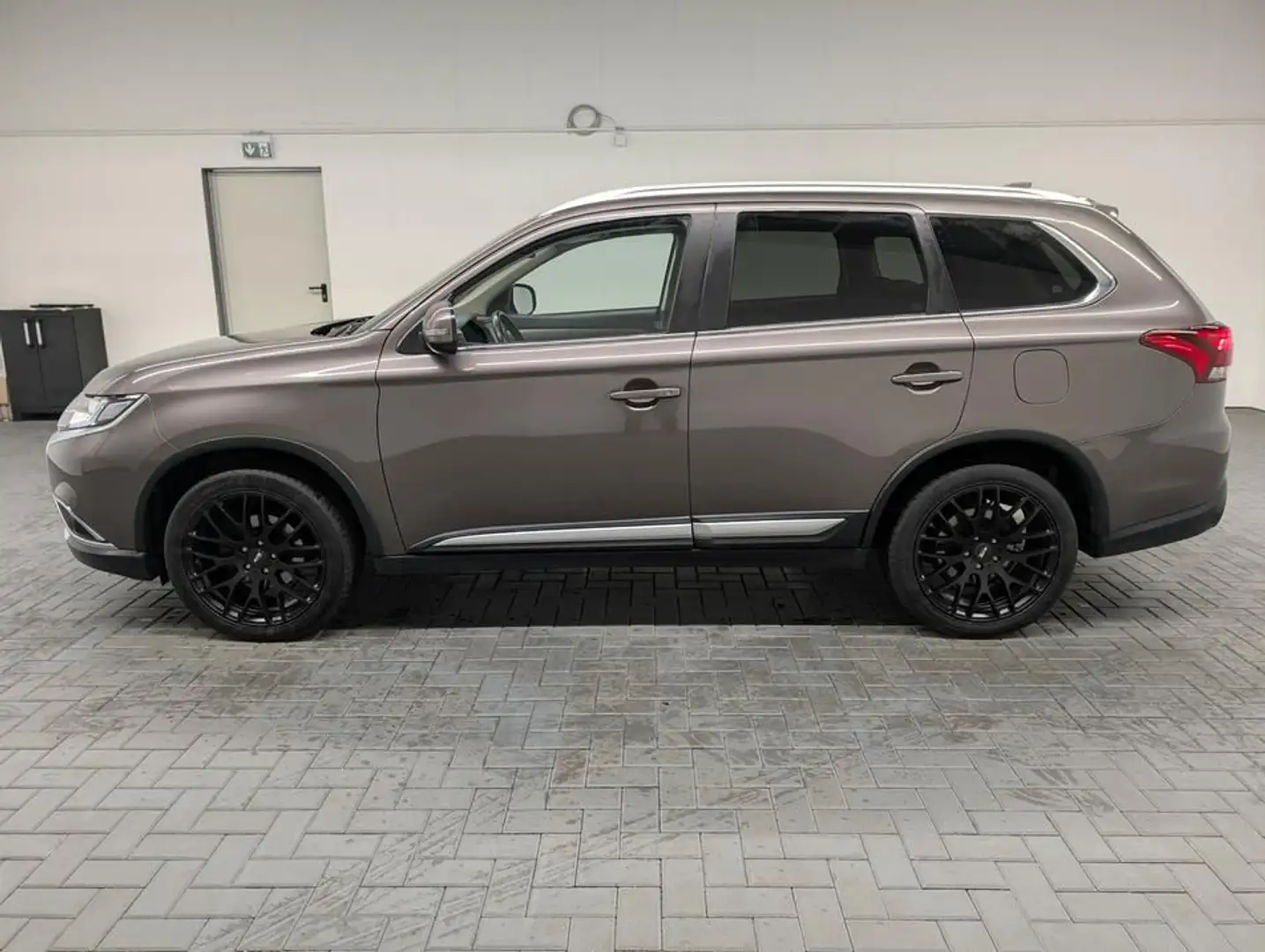 Mitsubishi Outlander AHK/CarPlay/Kam/SHZ/19-Zoll Braun - 2