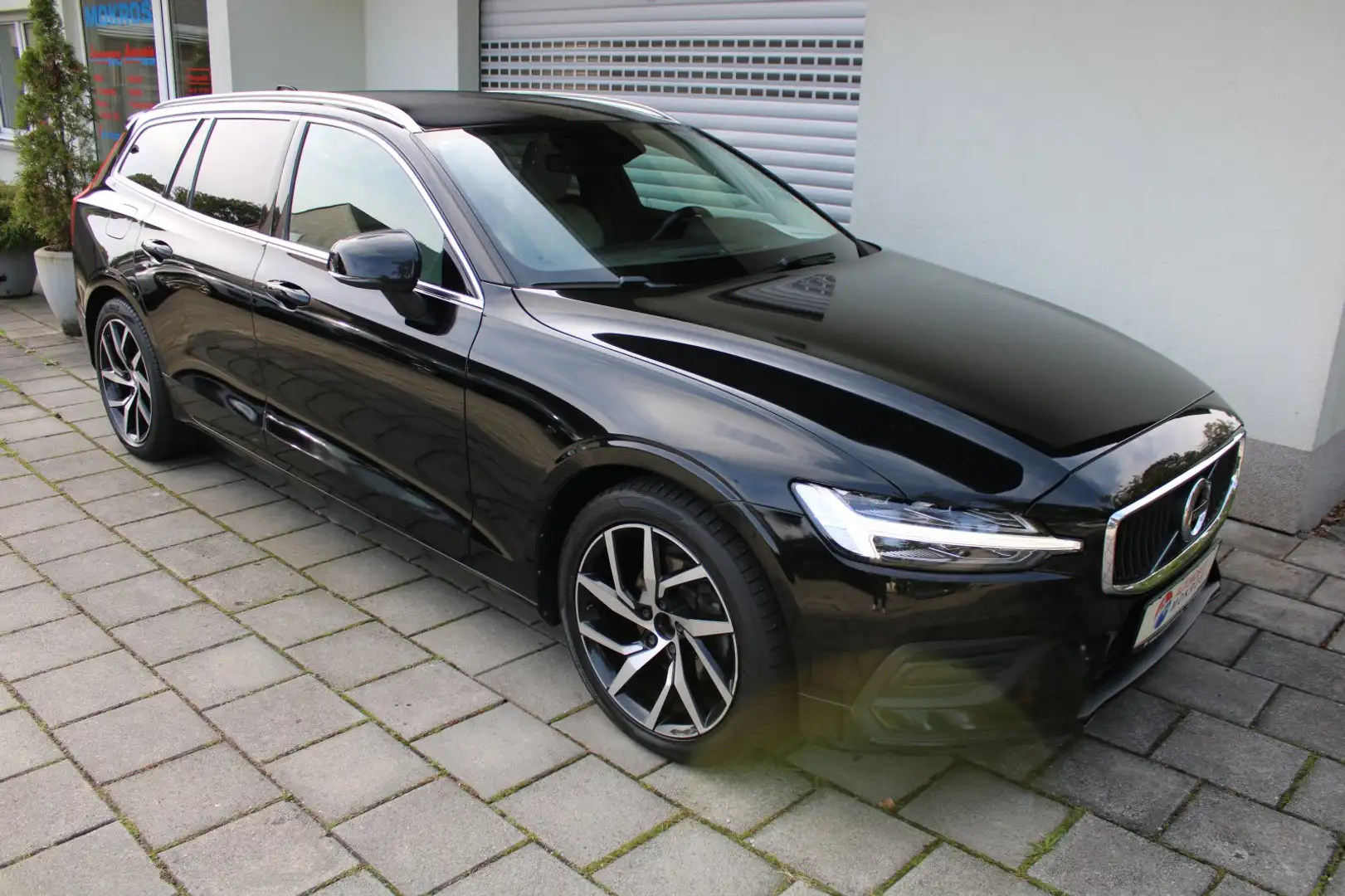 Volvo V60 D3 Geartronic Momentum Pro LED Navigation Leder Rü Schwarz - 1