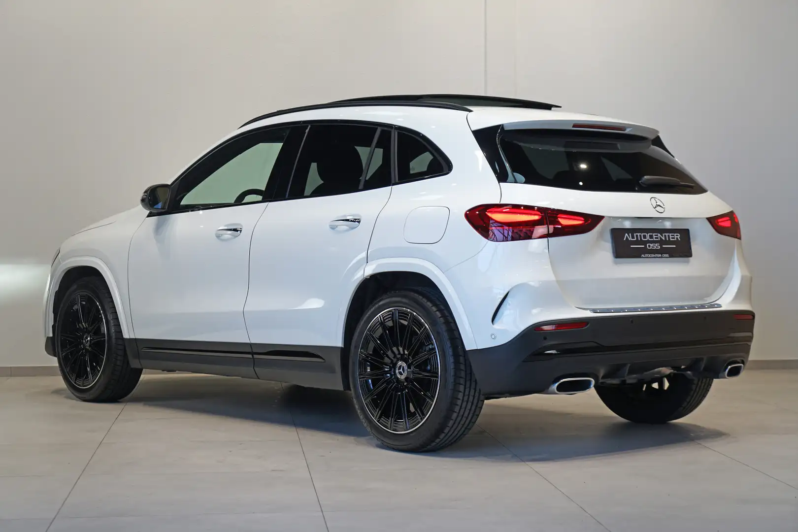 Mercedes-Benz GLA 200 AMG ✅ PANO ✅ 20" ✅ CARBON ✅ CAMERA ✅ NIGHT ✅ ELEK. Wit - 2