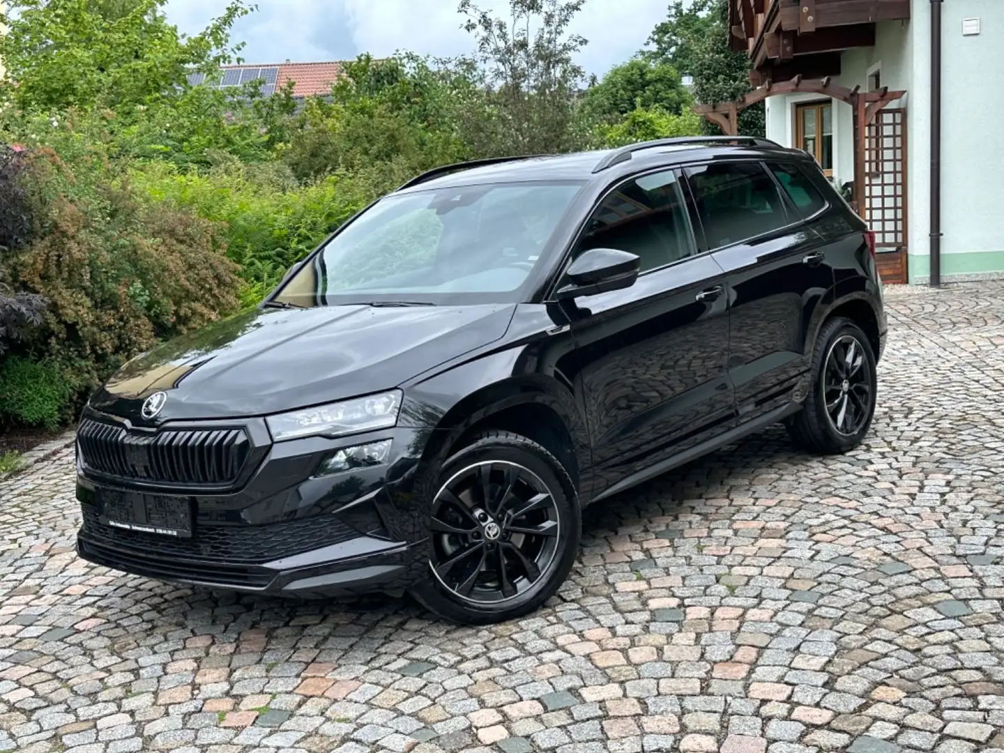 Skoda Karoq 2.0 TDI Sportline 4x4 / Navi / DCC / AHK Schwarz - 1