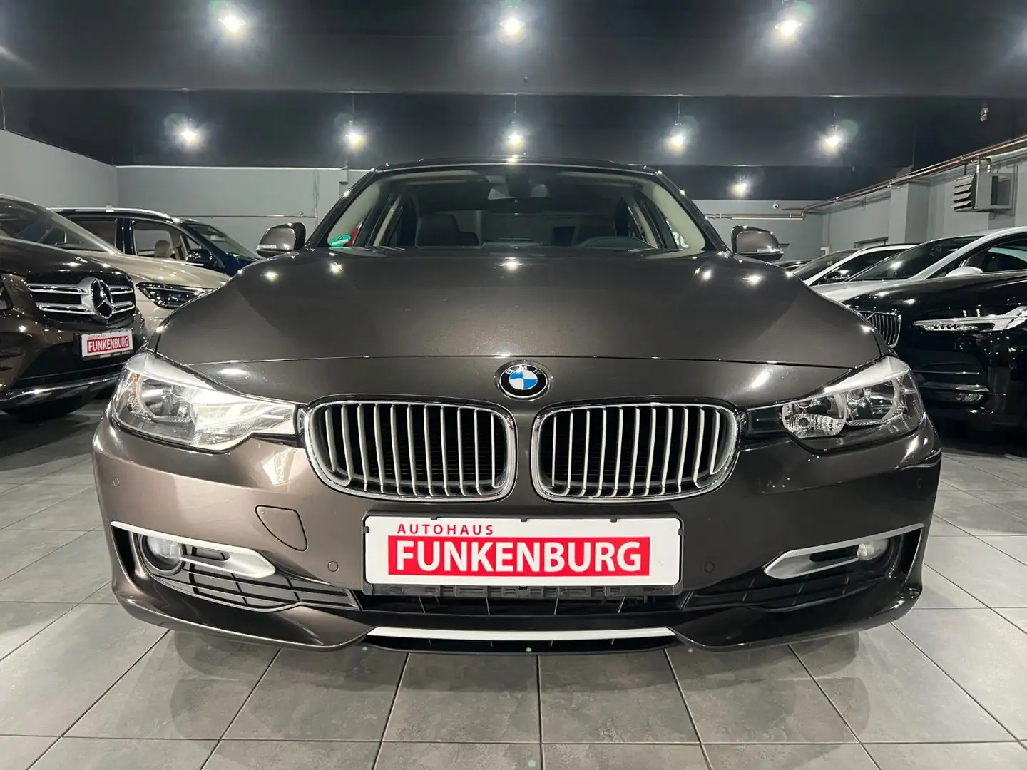 BMW 318 d Lim. NAVI/T-LEDER/AHK/SHZ/PDC/TEMPOMAT Brun - 2