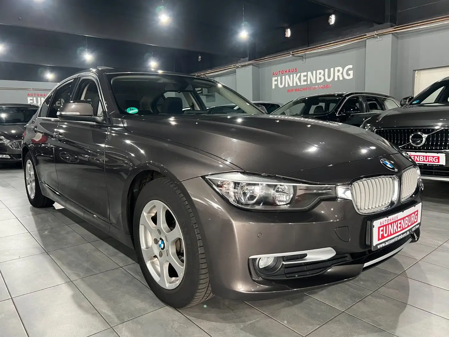 BMW 318 d Lim. NAVI/T-LEDER/AHK/SHZ/PDC/TEMPOMAT Brun - 1