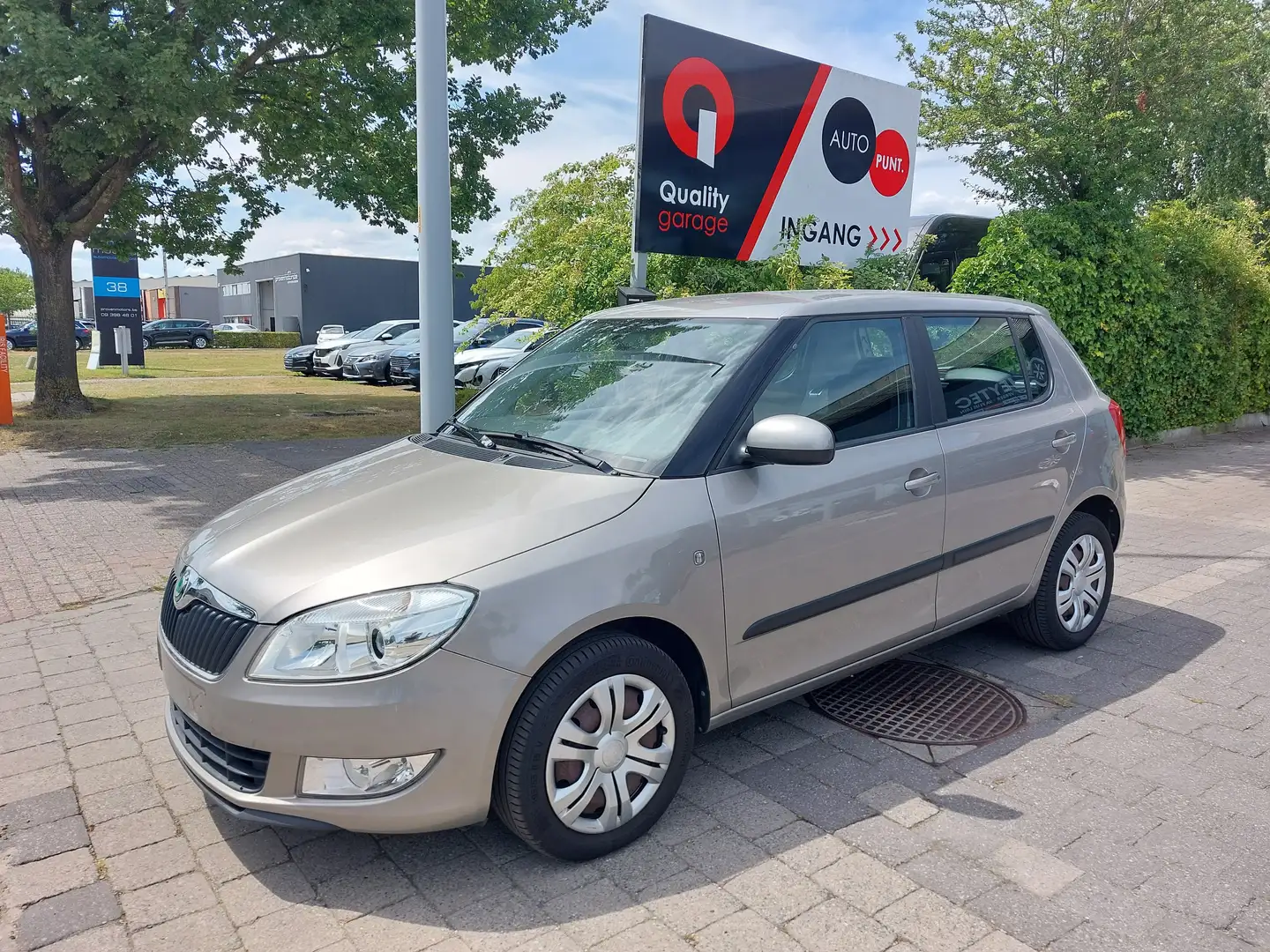 Skoda Fabia Fabia 1.2 HTP Ambiente met 1 jaar garantie! Grijs - 1