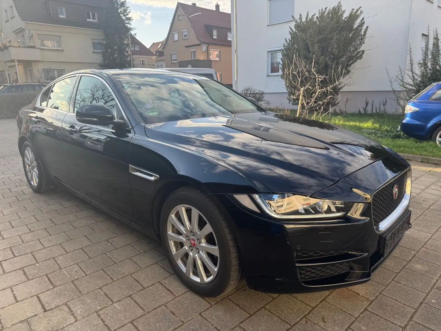 Jaguar XE Pure Navi Schwarz - 2