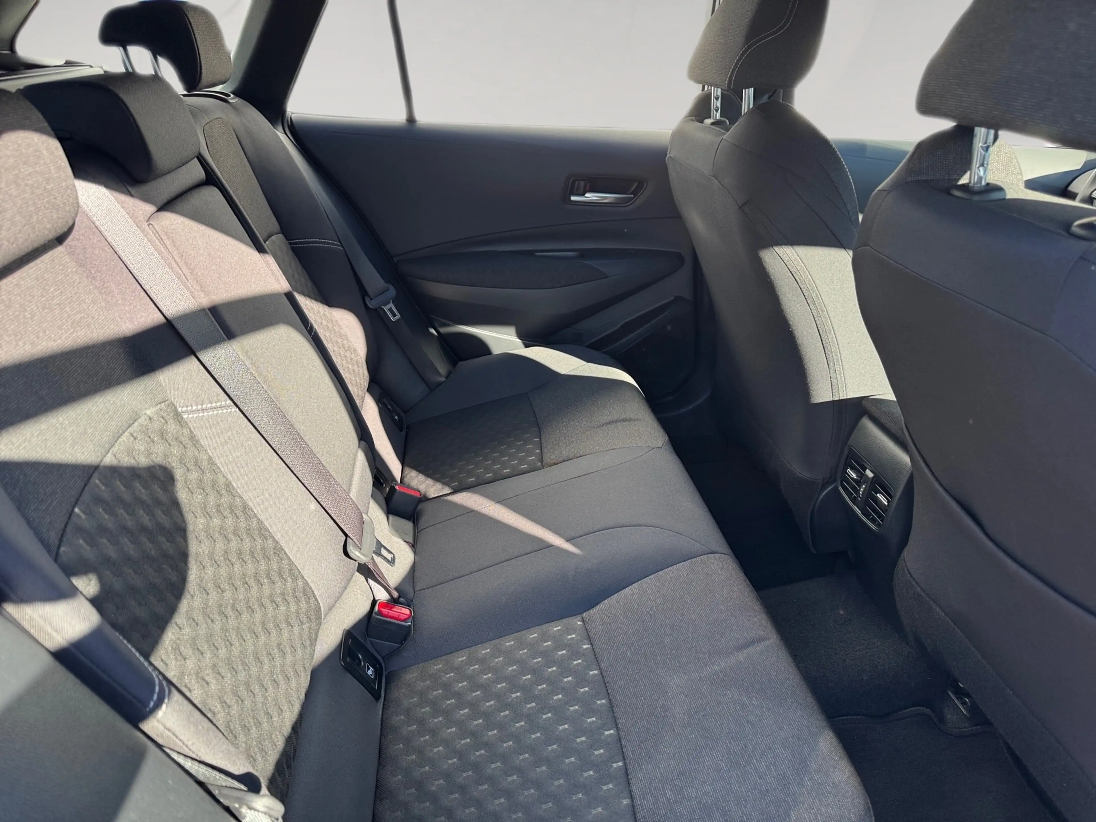 Toyota Corolla 2.0 l Hybrid TS.  Business Edition AUT — photo 13