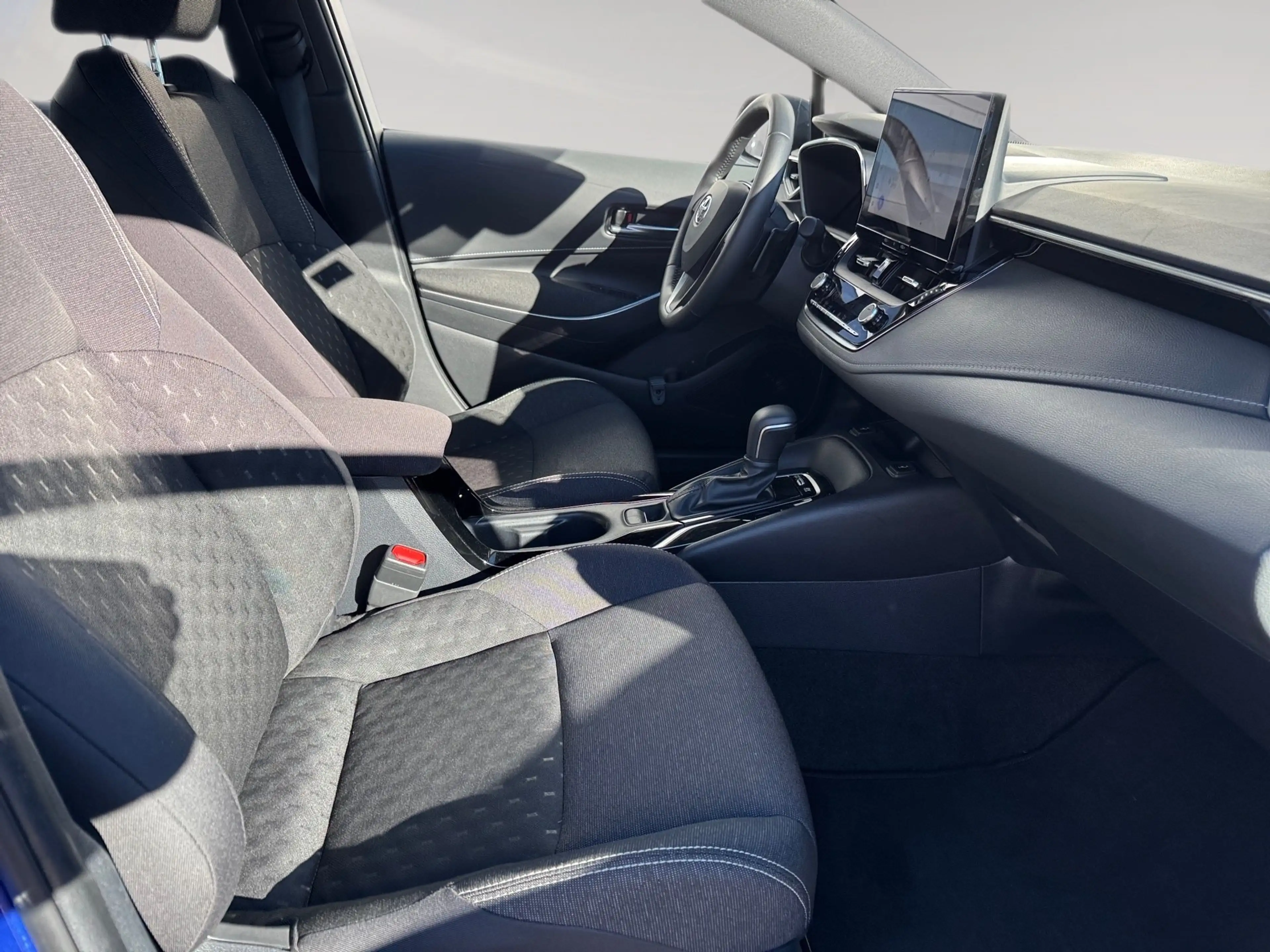 Toyota Corolla 2.0 l Hybrid TS.  Business Edition AUT — photo 14