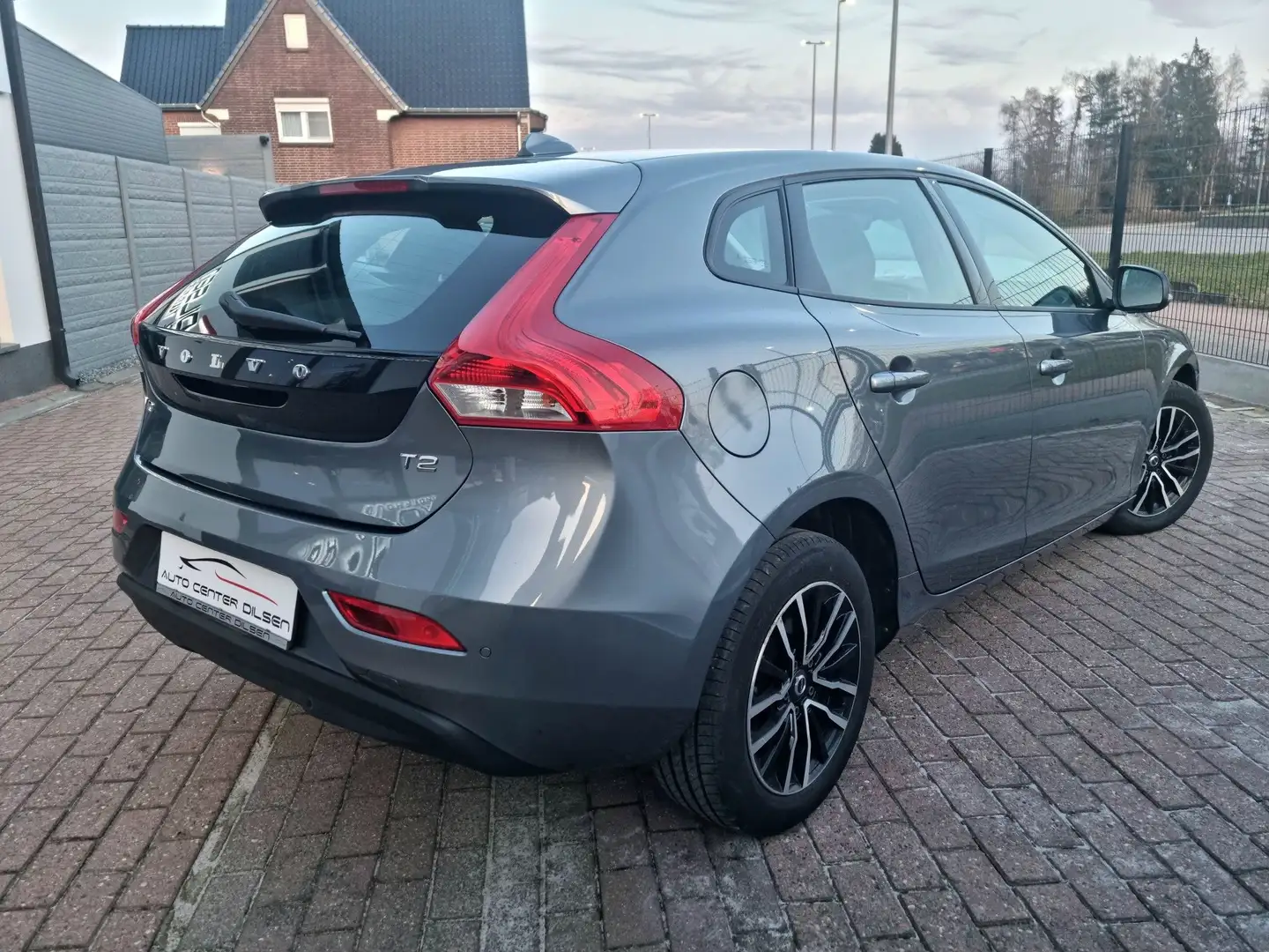 Volvo V40 2.0 i T2 Momentum  63 000 km's |NAVI|XENON Grau - 2