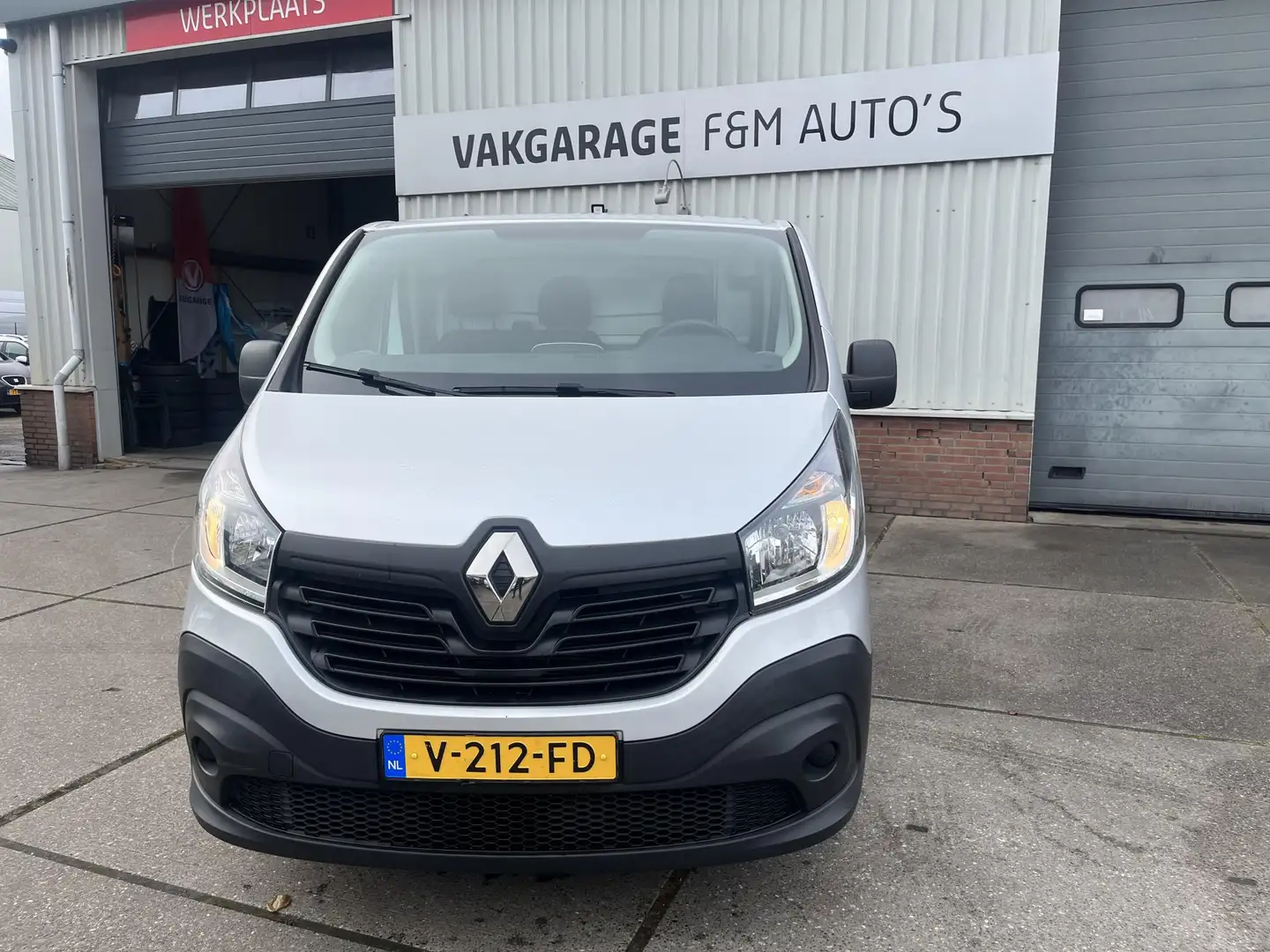 Renault Trafic 1.6 dCi T29 L2H1 Luxe Grijs - 2