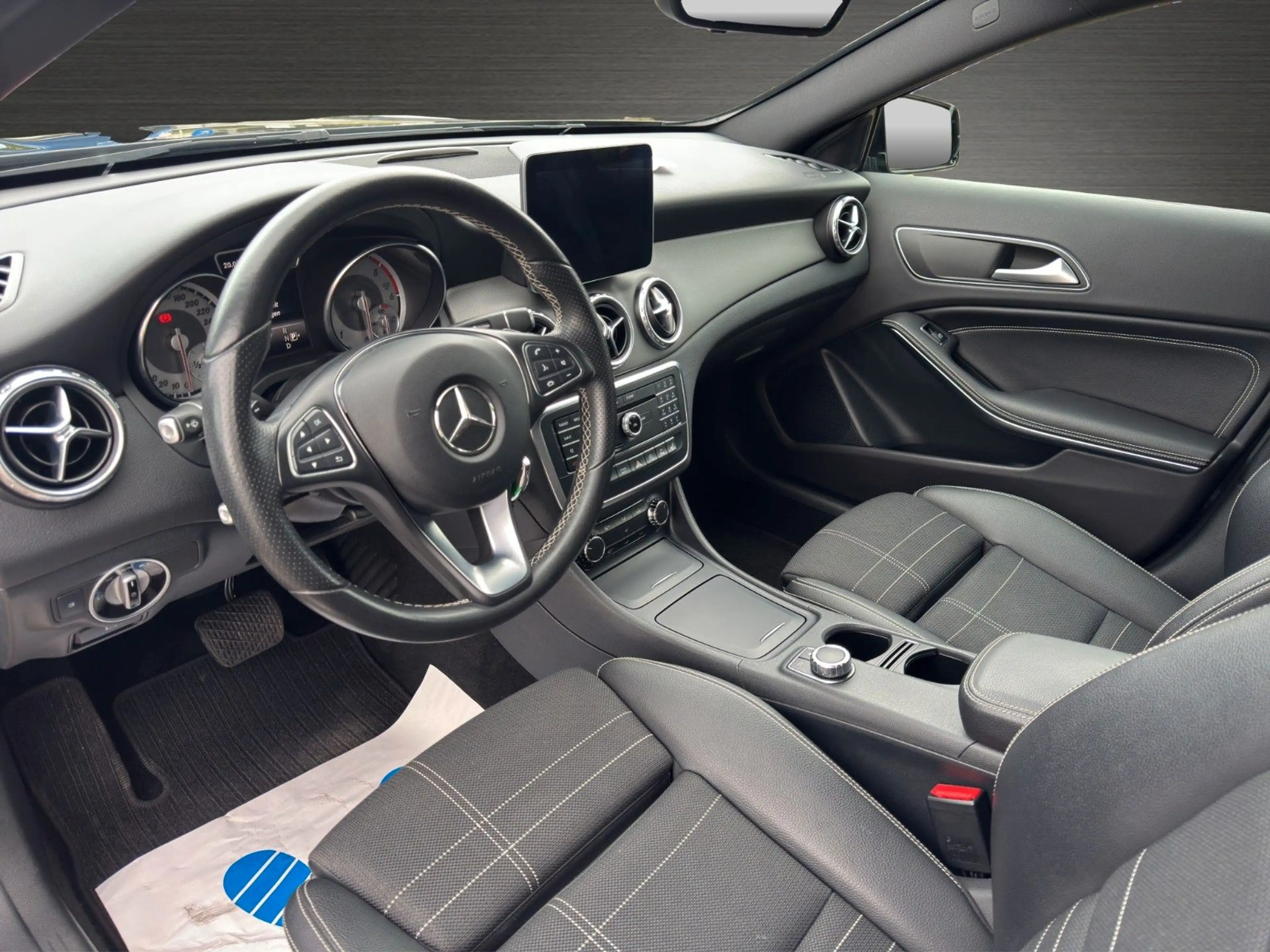 Mercedes-Benz GLA 220 d Automatik Xenon Kamera SHZ Navi PDC — photo 9