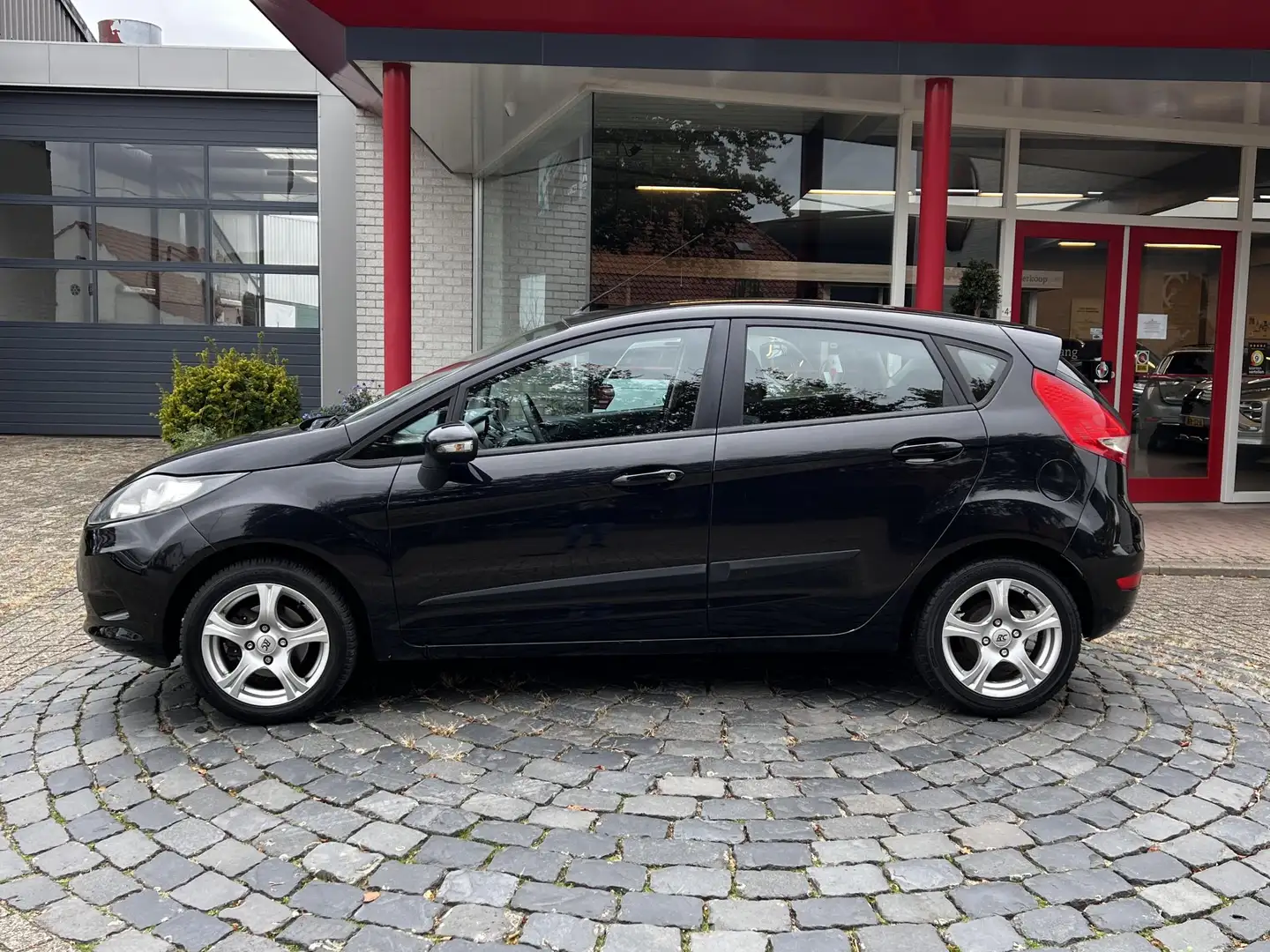 Ford Fiesta 1.25 Trend | 5drs. | Airco | 15" LMV | Radio/CD sp Zwart - 2