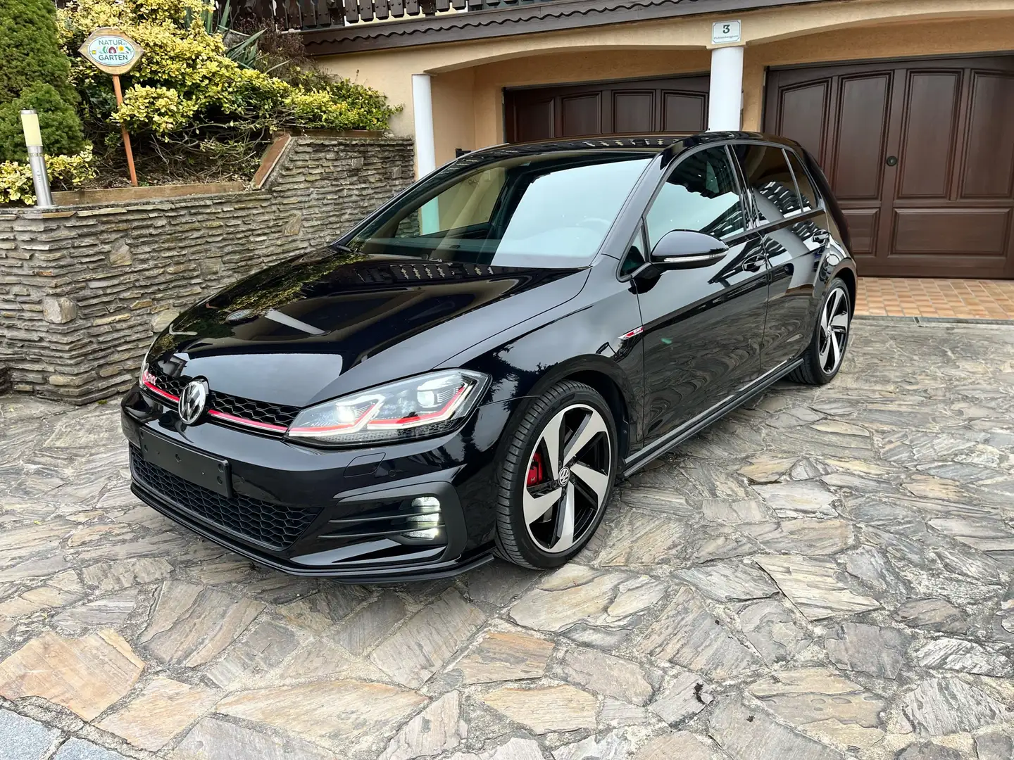 Volkswagen Golf GTI Performance 2,0 TSI DSG Schwarz - 1
