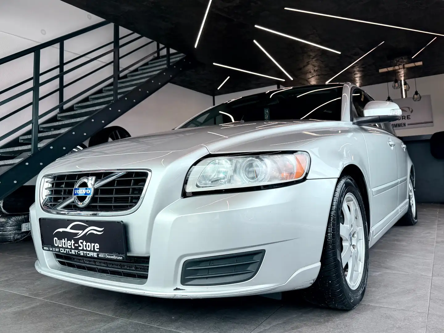 Volvo V50 D2 Kinetic*2.Besitz*Ungarische-Papiere* Grau - 1