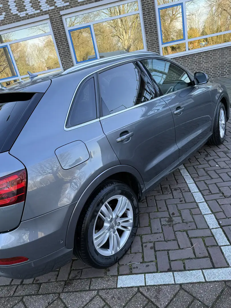 Audi Q3 2.0 TFSI q. Pro Line Grijs - 2