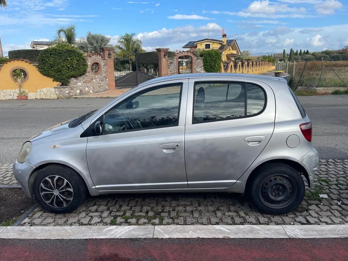 Toyota Yaris Grigio - 2
